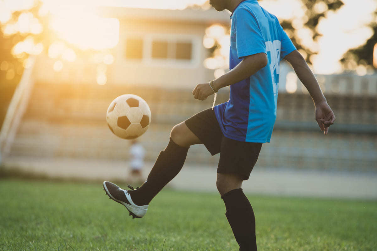 embaixadinha: marketing esportivo pessoa fazendo embaixadinha