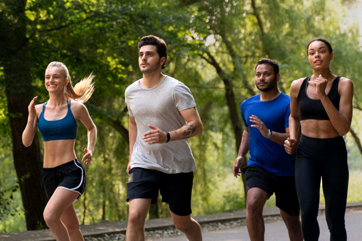 pessoas correndo: marketing esportivo pessoas correndo em lugar aberto