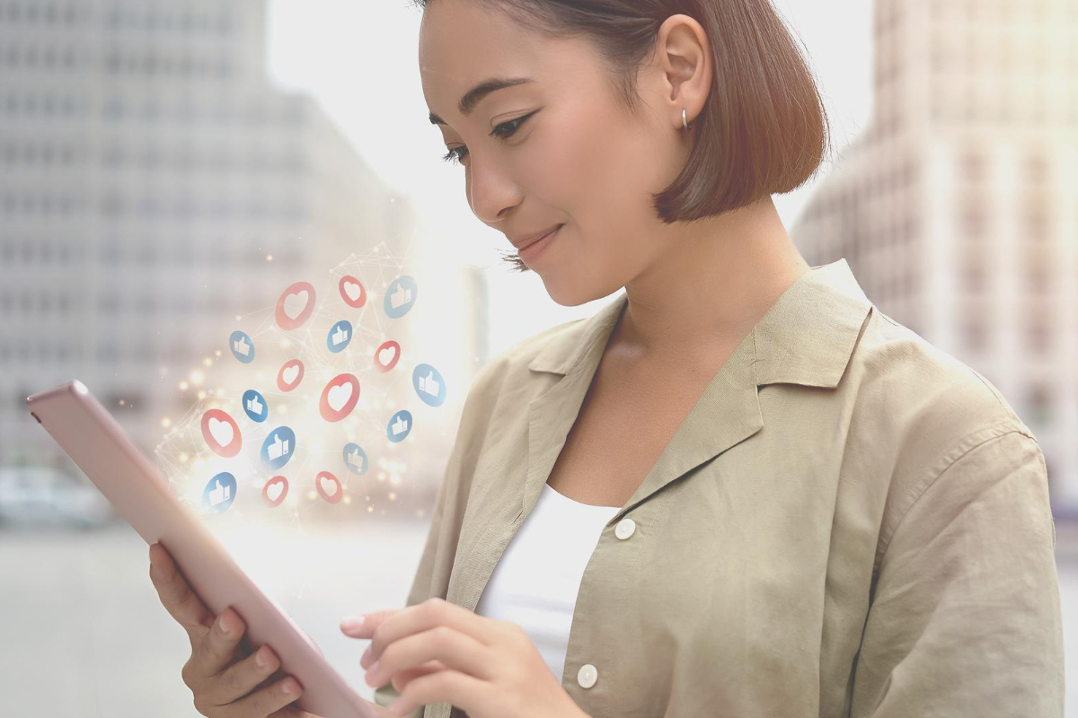 mulher usando tablet: marketing pessoal nas redes sociais mulher usando um tablet