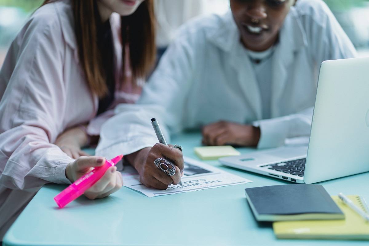pessoas trabalhando: marketing pessoas trabalhando, escrevendo