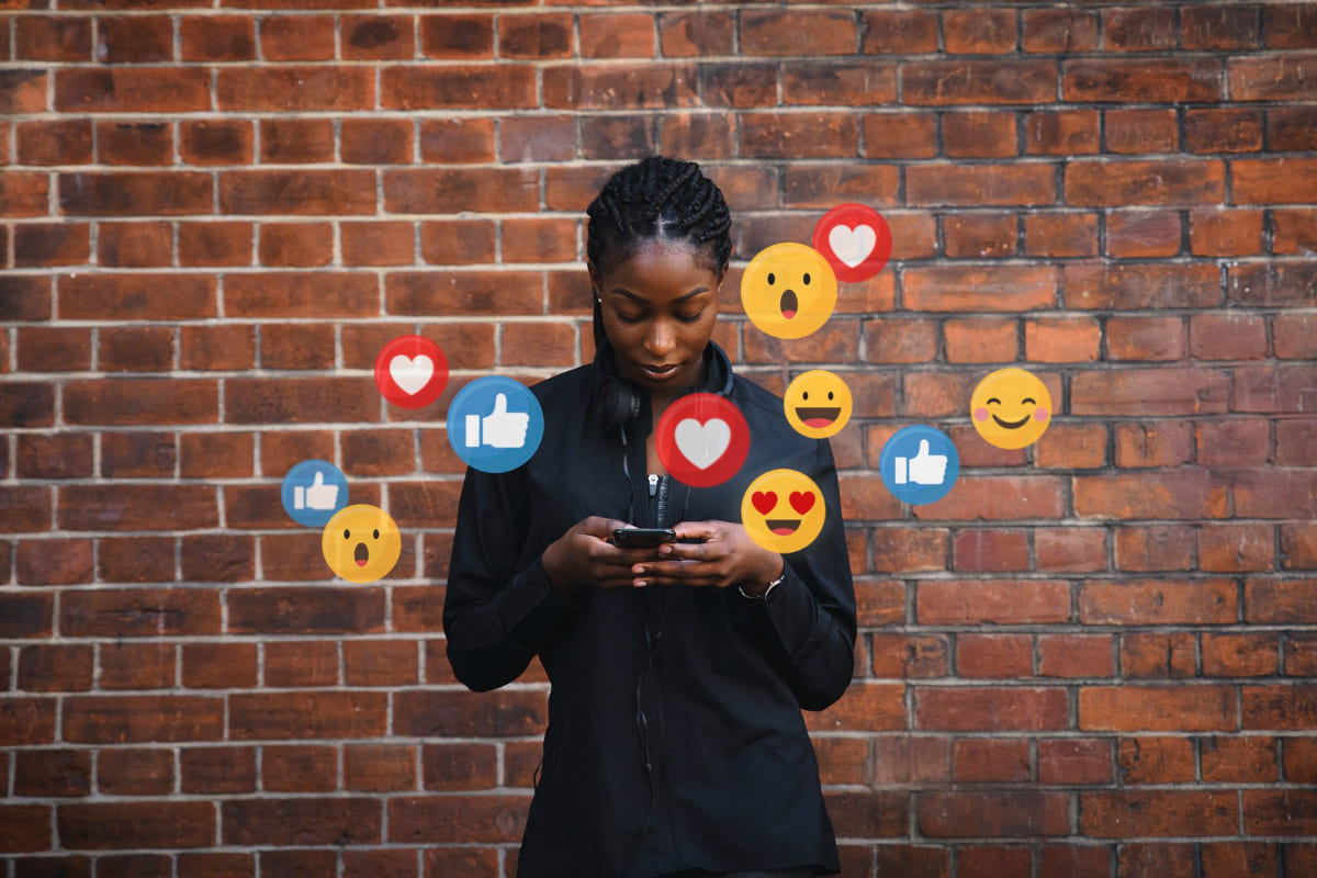 mulher no celular: marketing pessoal mulher no celular reagindo de forma virtual