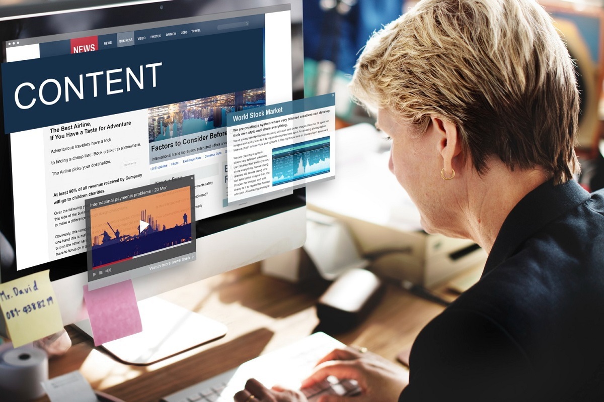 pessoa trabalhando: monitoramento de conteúdo pessoa sentada, trabalhando em seu computador