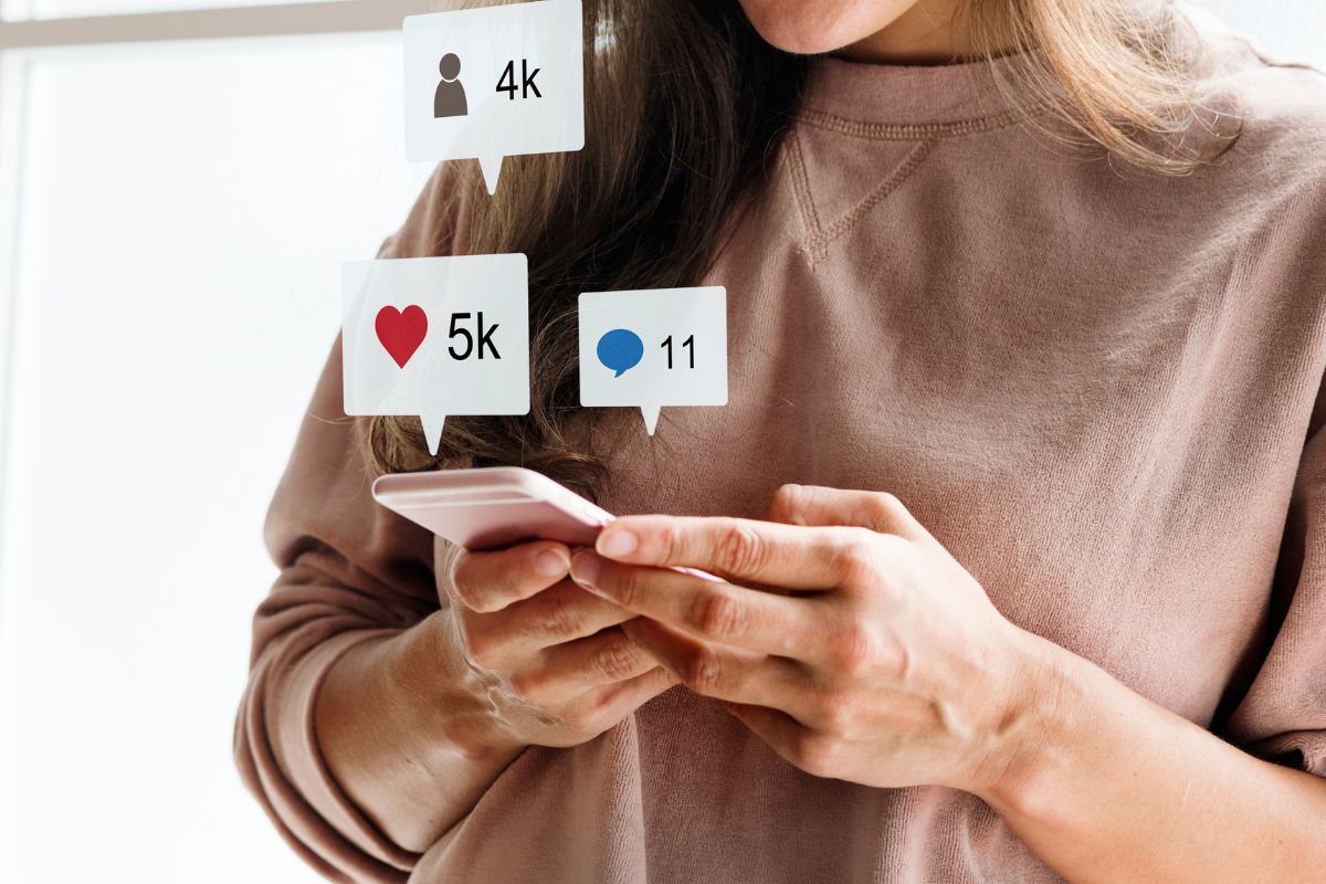 mulher usando celular: motivos para investir em conteúdo mulher usando o celular