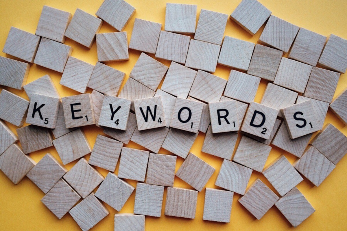 blocos de madeira com letras formando a palavra keywords