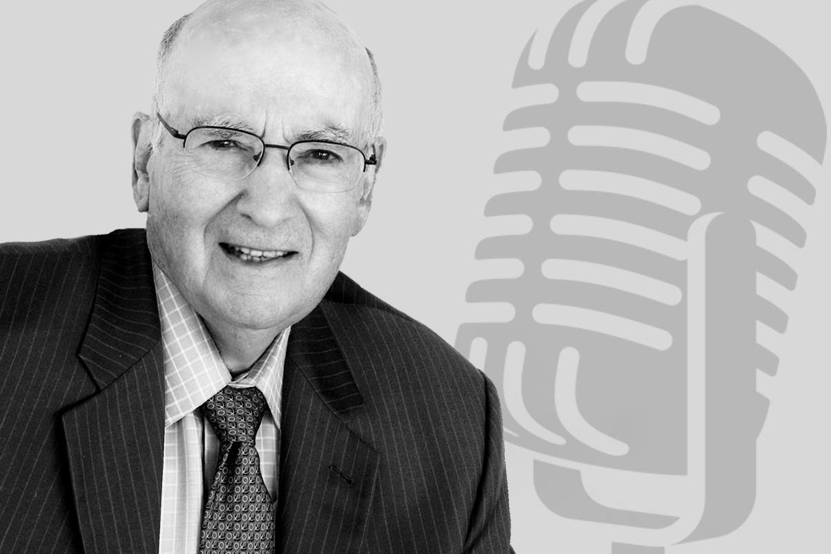 imagem de philip kotler e de um microfone ao fundo