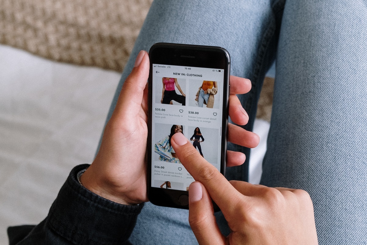 pessoa usando o celular: princípios do marketing pessoa com o celular na mão mexendo na tela