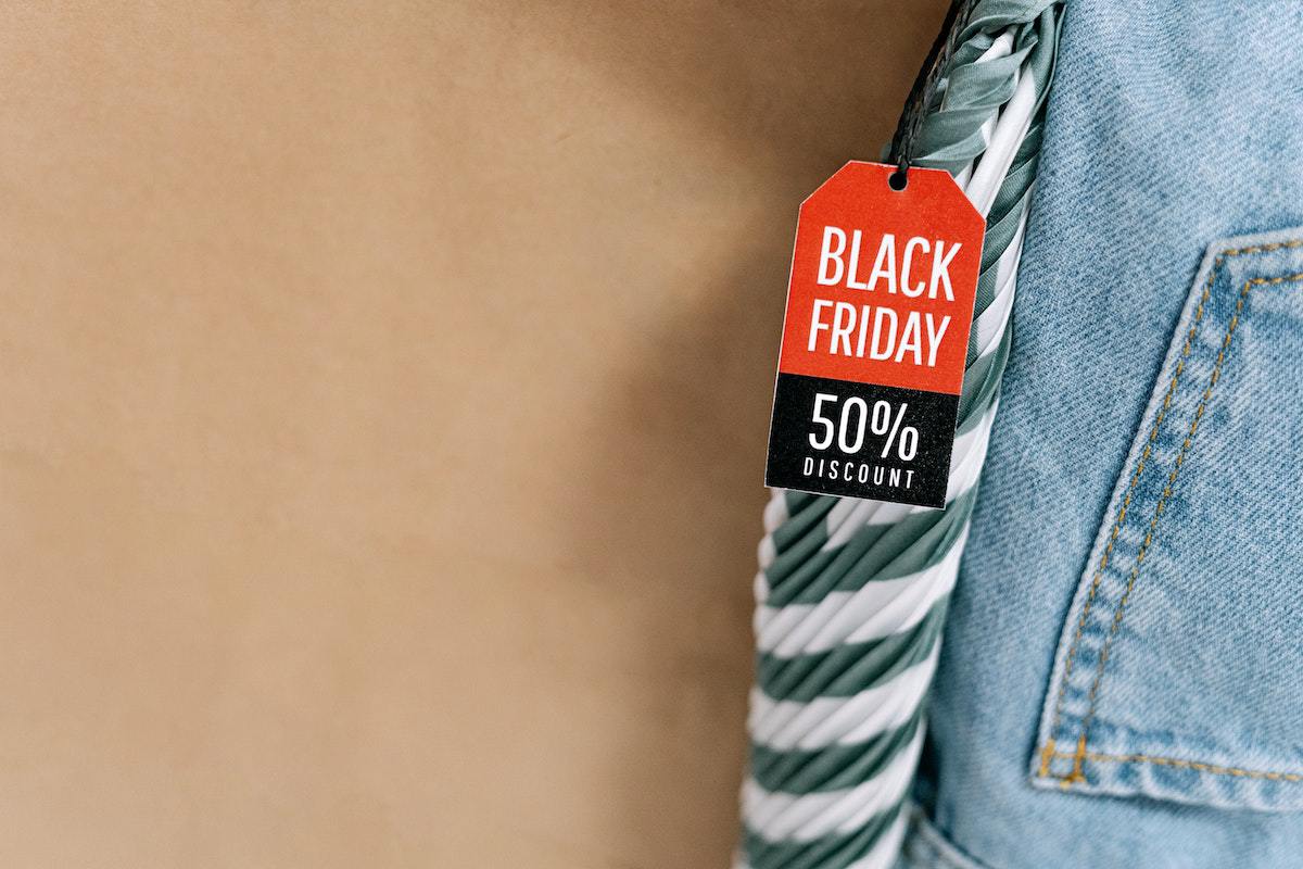promoção black friday: publicidade enganosa cinto de uma calça com o nome black friday