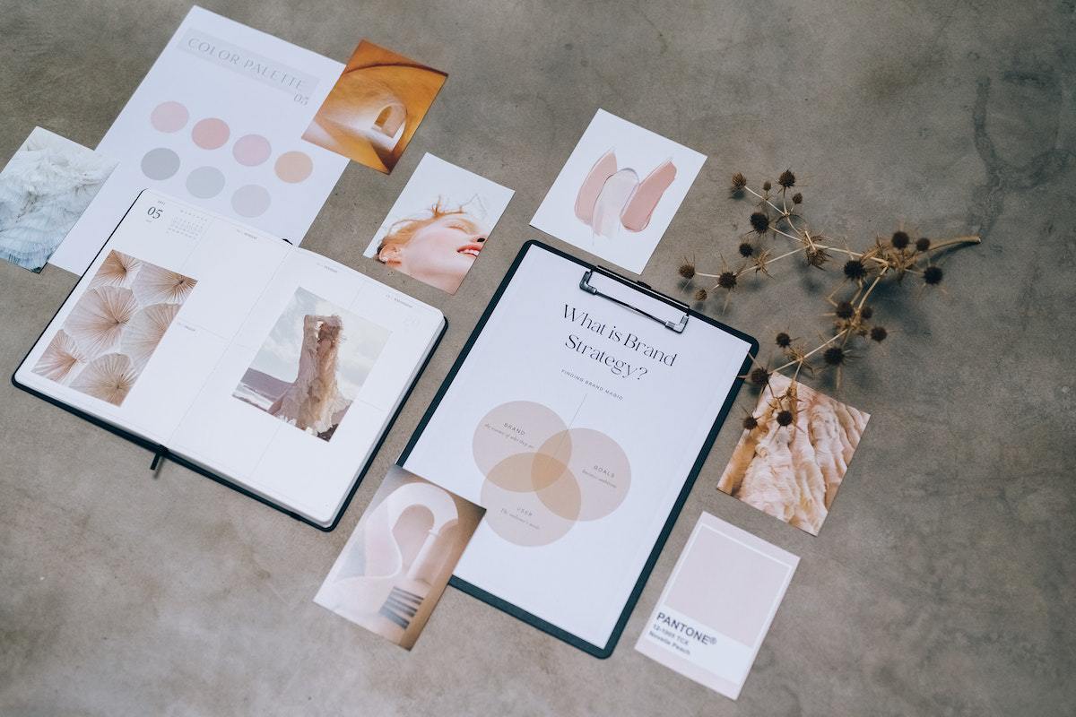 mesa com vários relatórios e ideias de cores para estratégia de branding