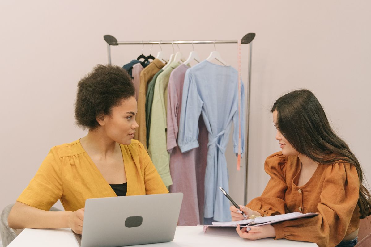 mulheres conversando: rapport mulheres conversando enquanto trabalham
