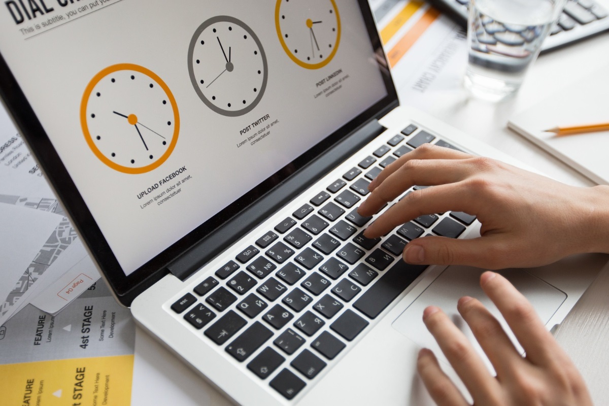 pessoa trabalhando: remarketing no instagram pessoa trabalhando no notebook