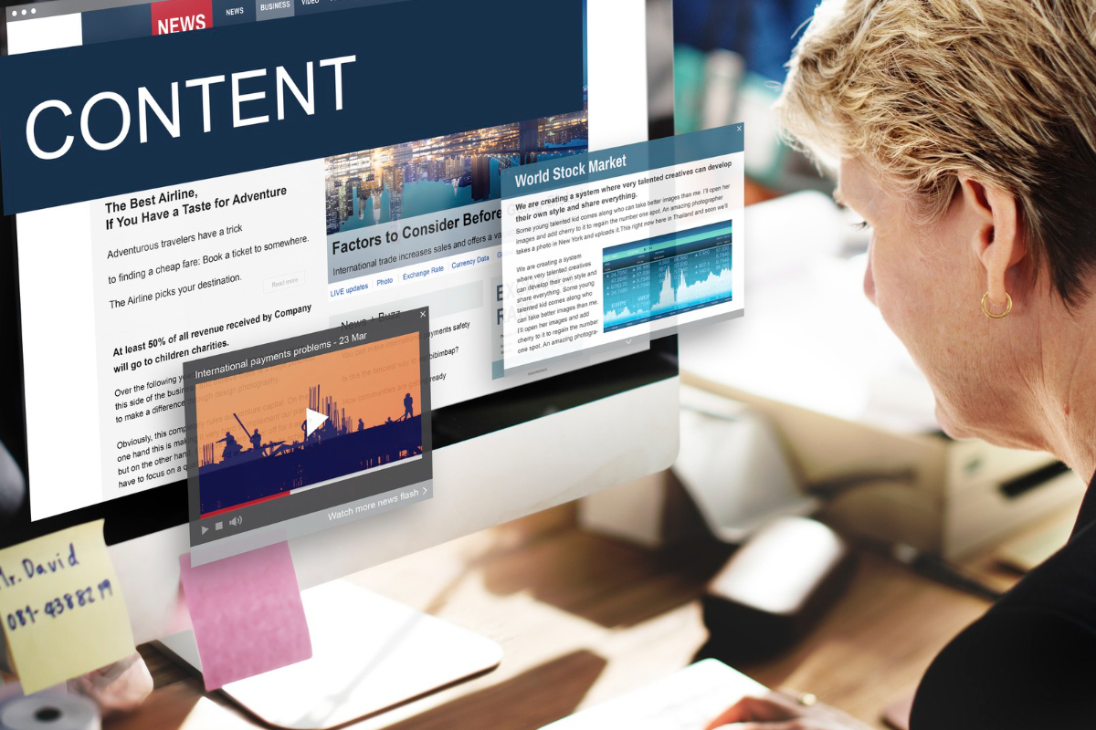 mulher trabalhando: reutilize conteúdo mulher sentada, trabalhando em seu computador