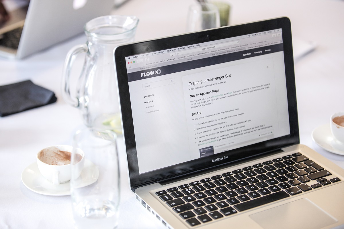 laptop: seo e marketing de conteúdo laptop em cima da mesa