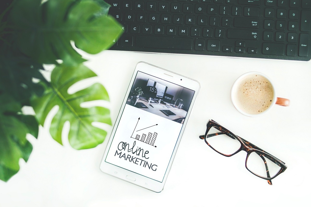 tablet em cima da mesa: seo e marketing de conteúdo tablet em cima da mesa mostrando uma tela com o nome online marketing