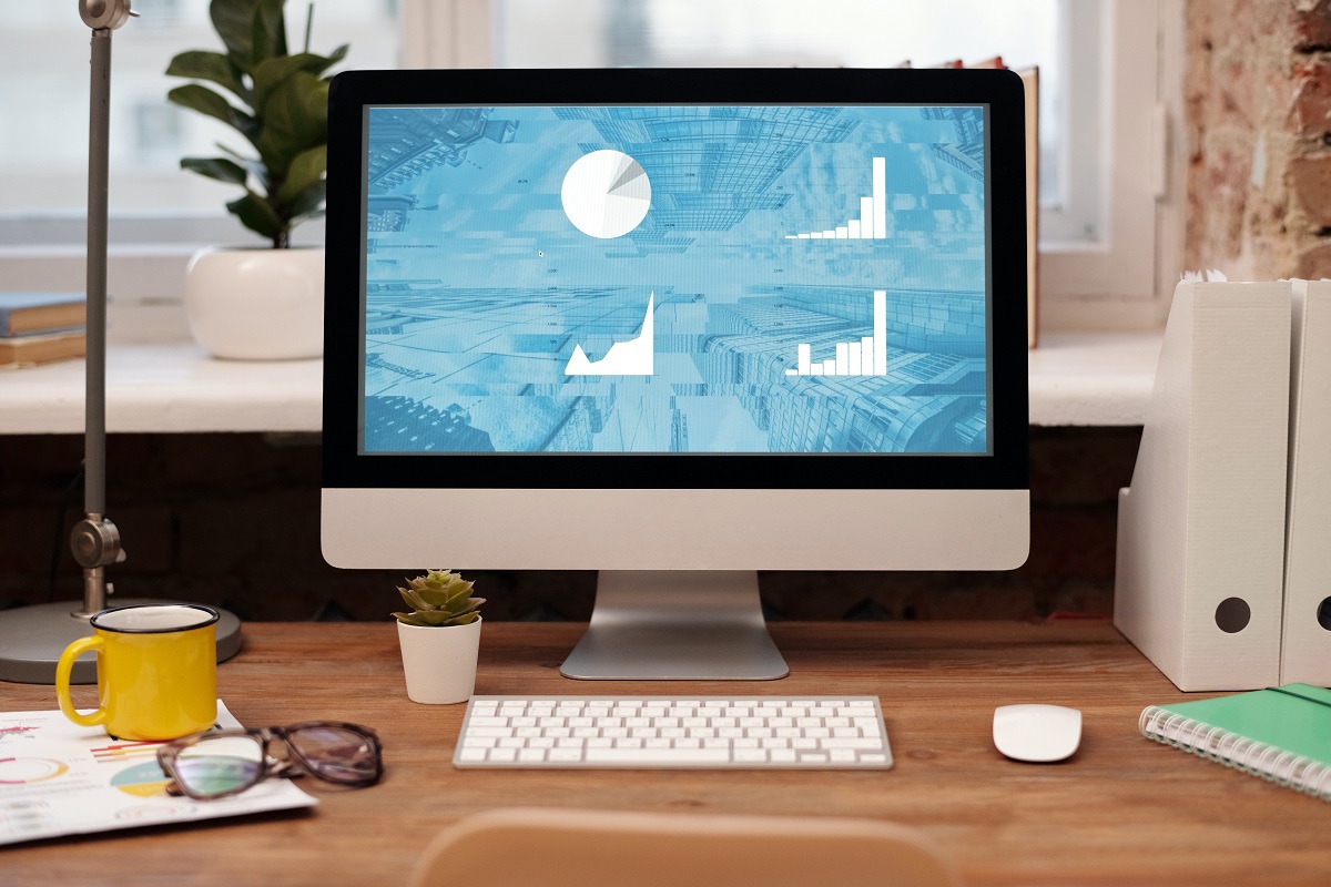 mesa de trabalho: seo para mobile mesa com computador, mouse e teclado