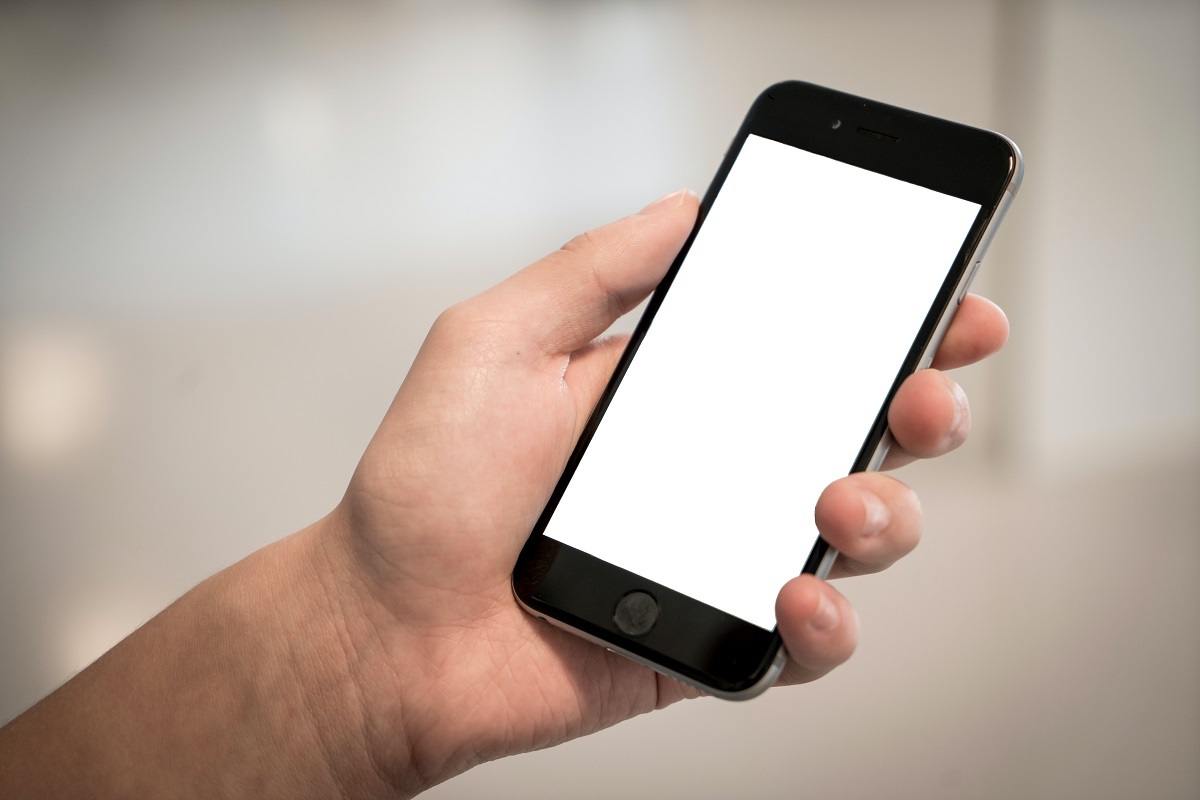 homem com celular: seo para mobile homem com um celular na mão