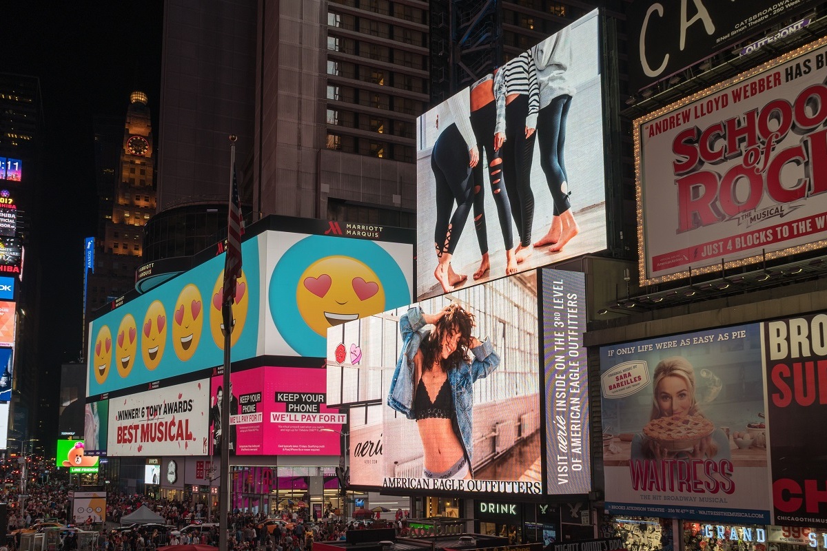 publicidades: tipos de marketing publicidades espalhadas em uma cidade