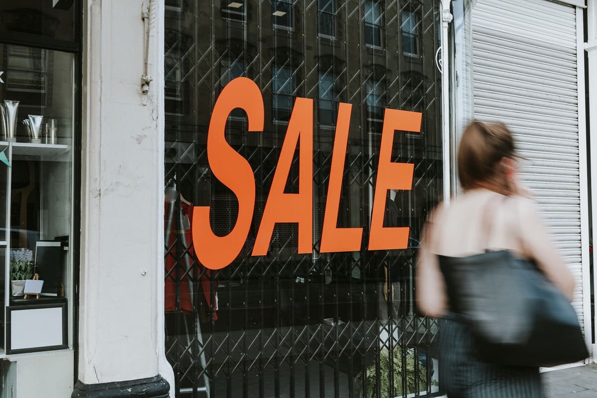 sale: tipos de marketing sale escrito em frente a uma loja