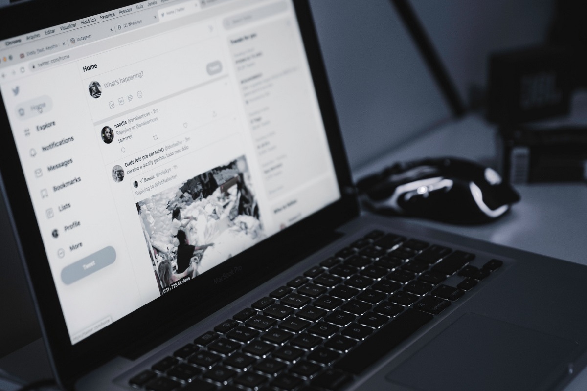 notebook: tipos de marketing imagem em preto e branco da tela de um notebook aberta