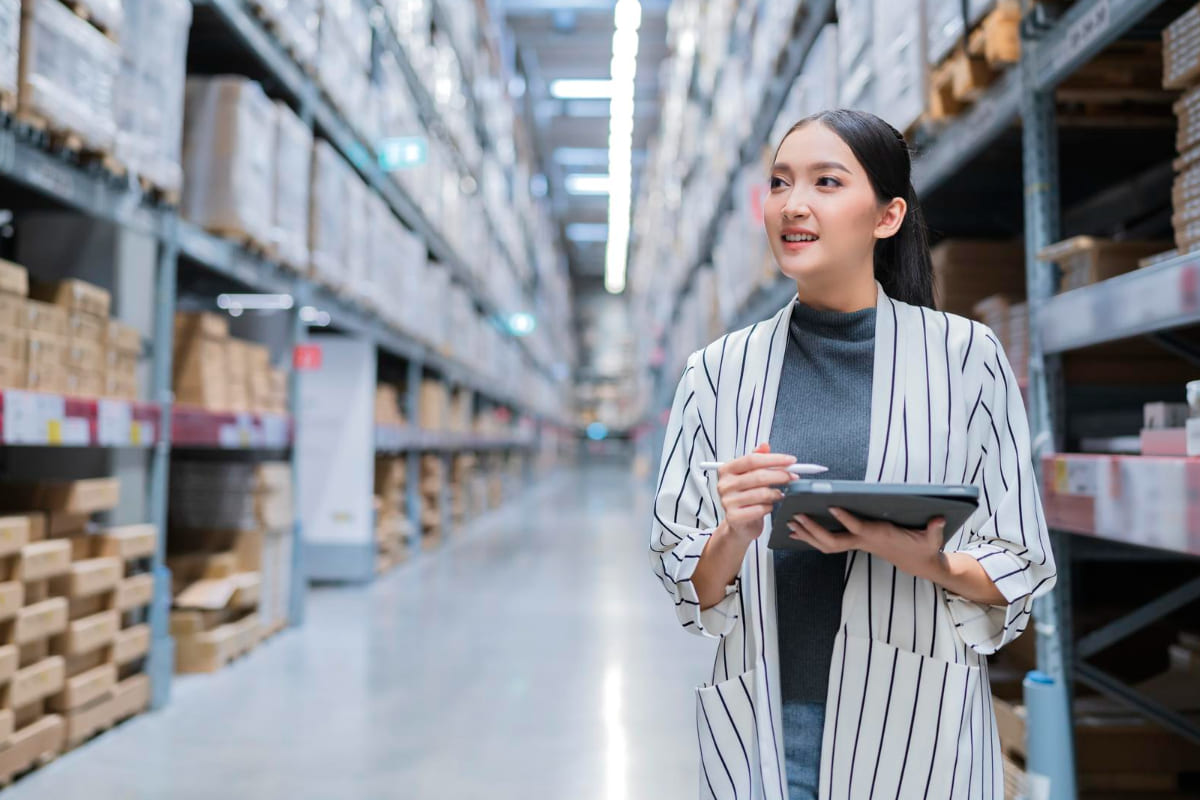 mulher de negócios andando por um corredor com um tablet na mão