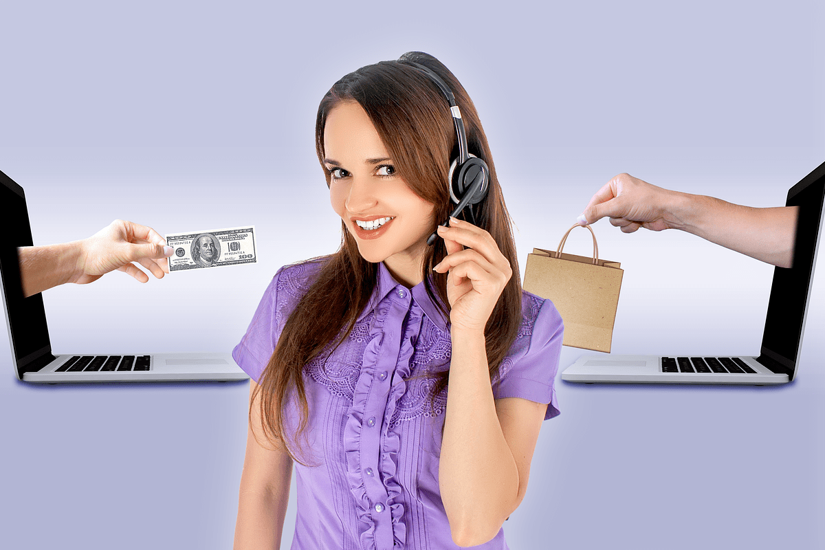 atendente: webinar mulher sorrindo, com um fone representando uma atendente