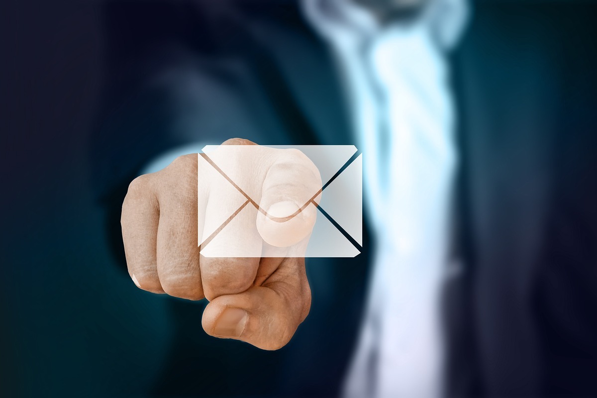 mensagem: webinar homem apontando para um desenho de uma mensagem