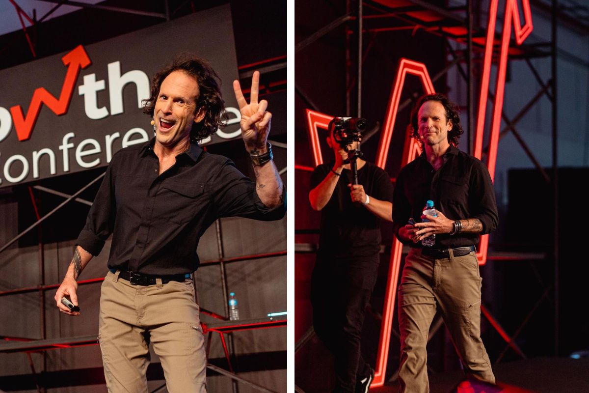 Montagem com duas fotos de Aaron Ross em palco de evento durante palestra