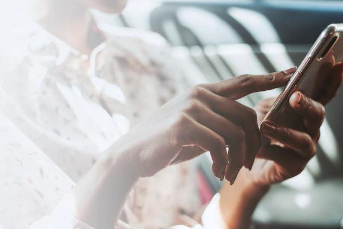 Celular: App marketing Mulher usando celular em ambiente com pouco foco