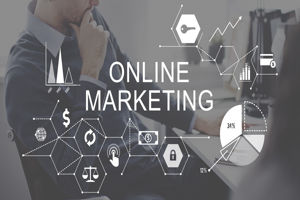 Montagem com homem sentado diante de mesa de madeira com mão no queixo analisando algo no monitor do PC e nome ONLINE MARKETING e símbolos web na tela