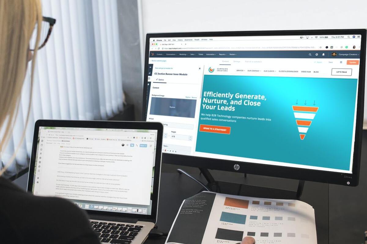 Mulher trabalhando: estatísticas sobre inbound marketing Mulher trabalhando em mesa de escritório com notebook sobre a mesma e um monitor a mais grande como segunda tela, além de alguns dados impressos em folhas a4