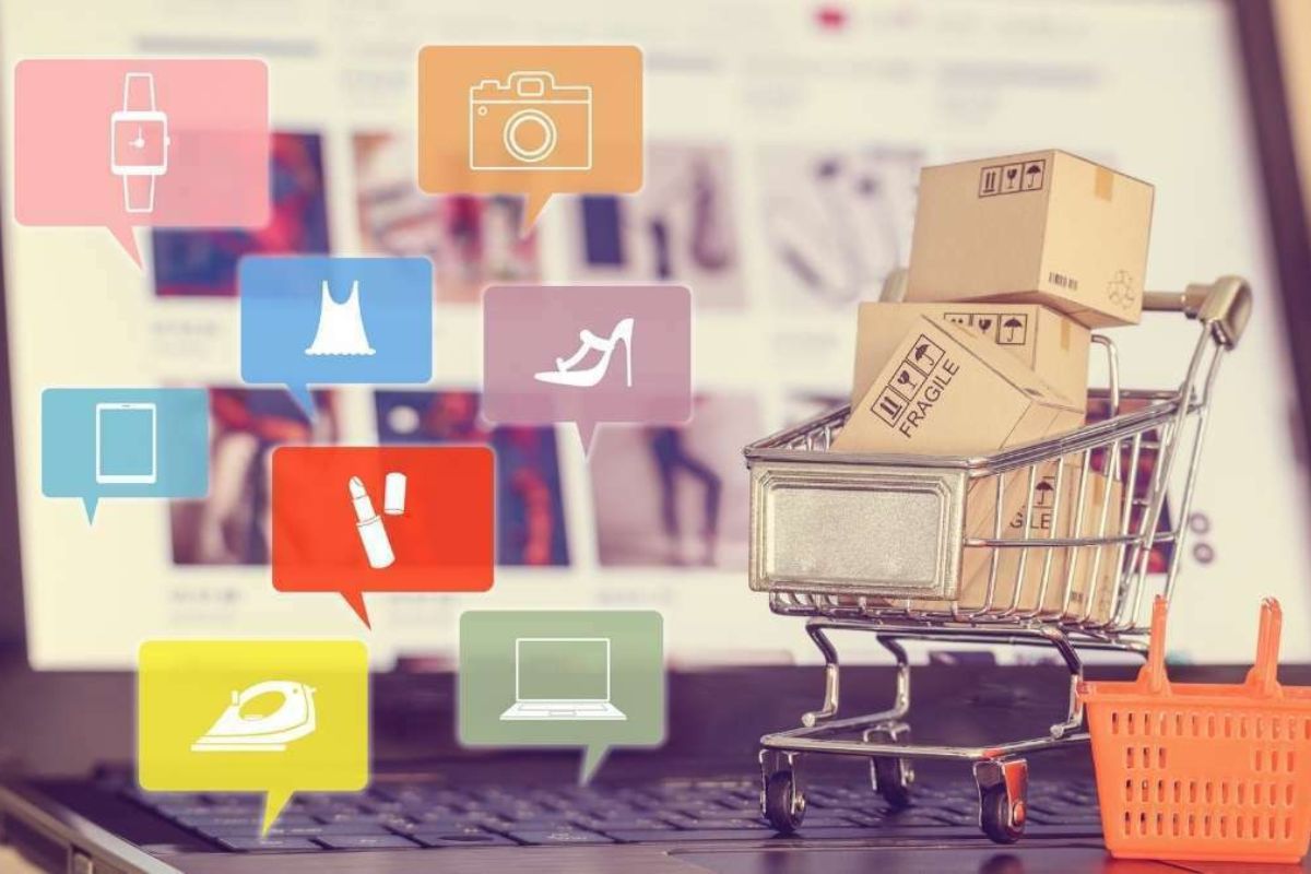 Notebook: fidelização do cliente em e-commerces Notebook em desfoco em montagem com pequeno carrinho de compras com algumas caixas e símbolos web de interações