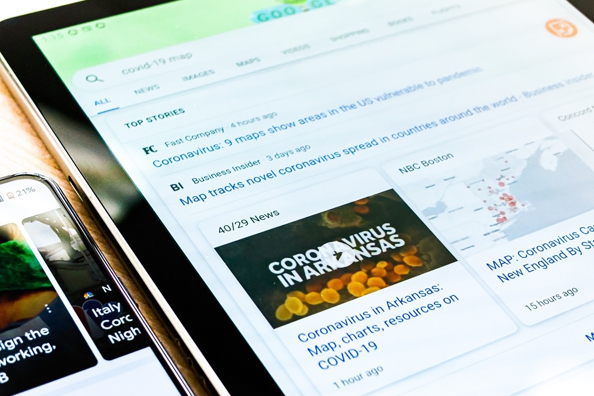 Tablet com SERP do Google na tela com pesquisa covid-19 map