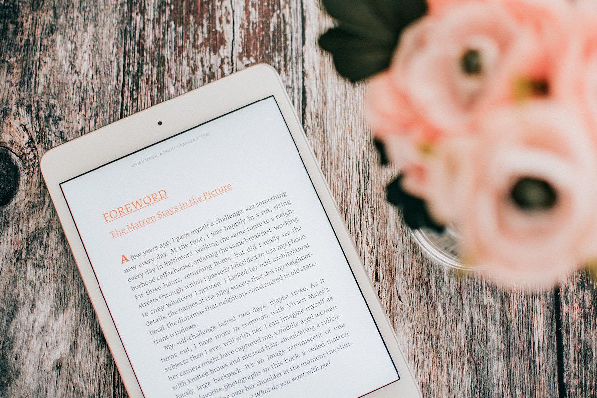 tablet: Intertítulos tablet em cima de uma mesa