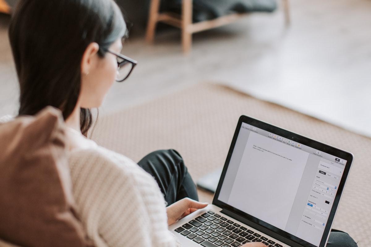 mulher trabalhando: Intertítulos mulher, trabalhando em seu laptop