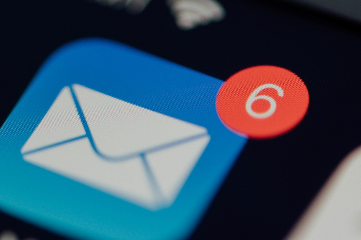 Tela de celular: limpar base de e-mails Ícone de e-mail com notificação vermelha em tela de celular