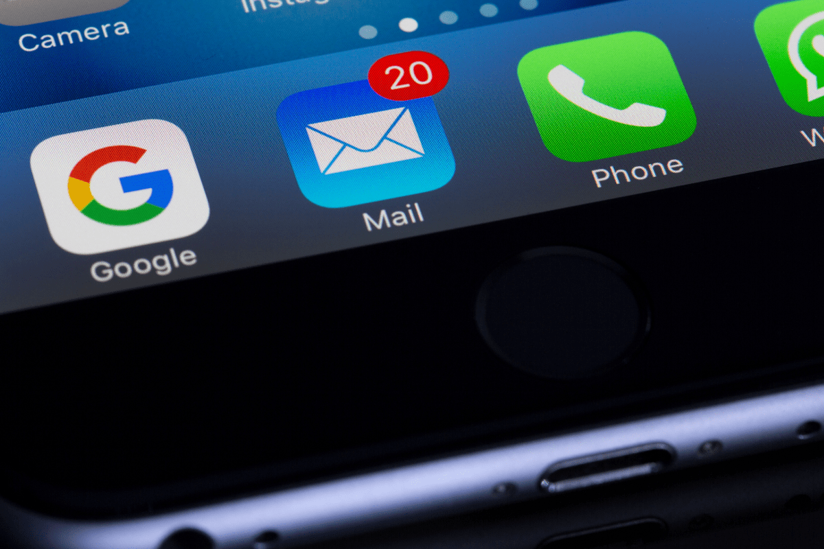 Tela: limpar base de e-mails Tela de aparelho mostrando ícones do Google, e-mail e telefone