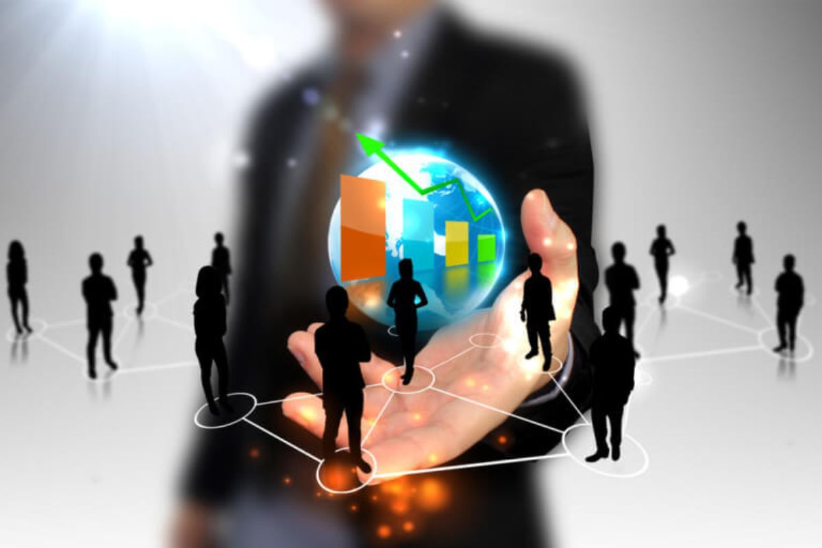 Gráficos: Marketing de rede Montagem com homem de terno com mão erguida e um símbolo do globo com gráficos e pessoas ao redor na sua palma