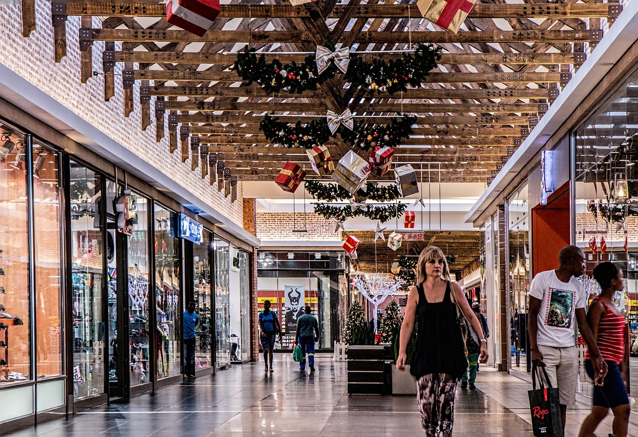 Fotografia de interior de shopping tirada de corredor com decorações de natal