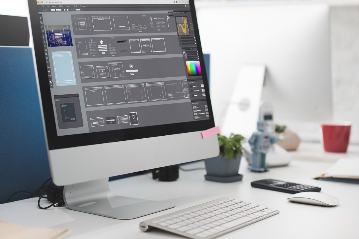 Computador: Material design Computador sobre mesa branca de escritório na cor branca com itens espalhados ao redor de monitor