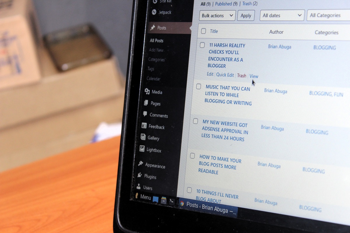 Menu de postagens: motivos para usar o WordPress Menu de postagens do WordPress aberto em pc sobre mesa de madeira