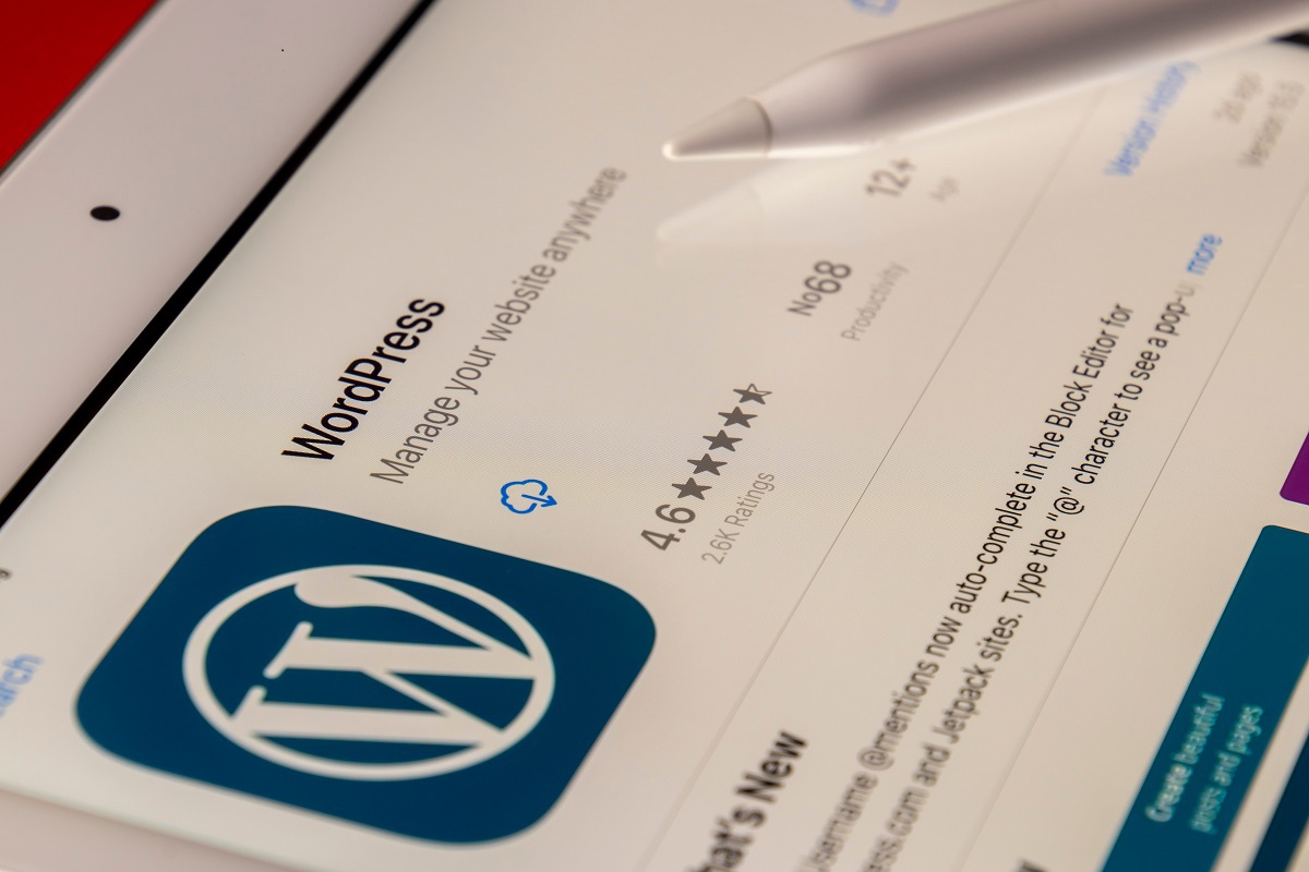 Tablet branco com aplicativo do WordPress e caneta para touchscreen sobre ele