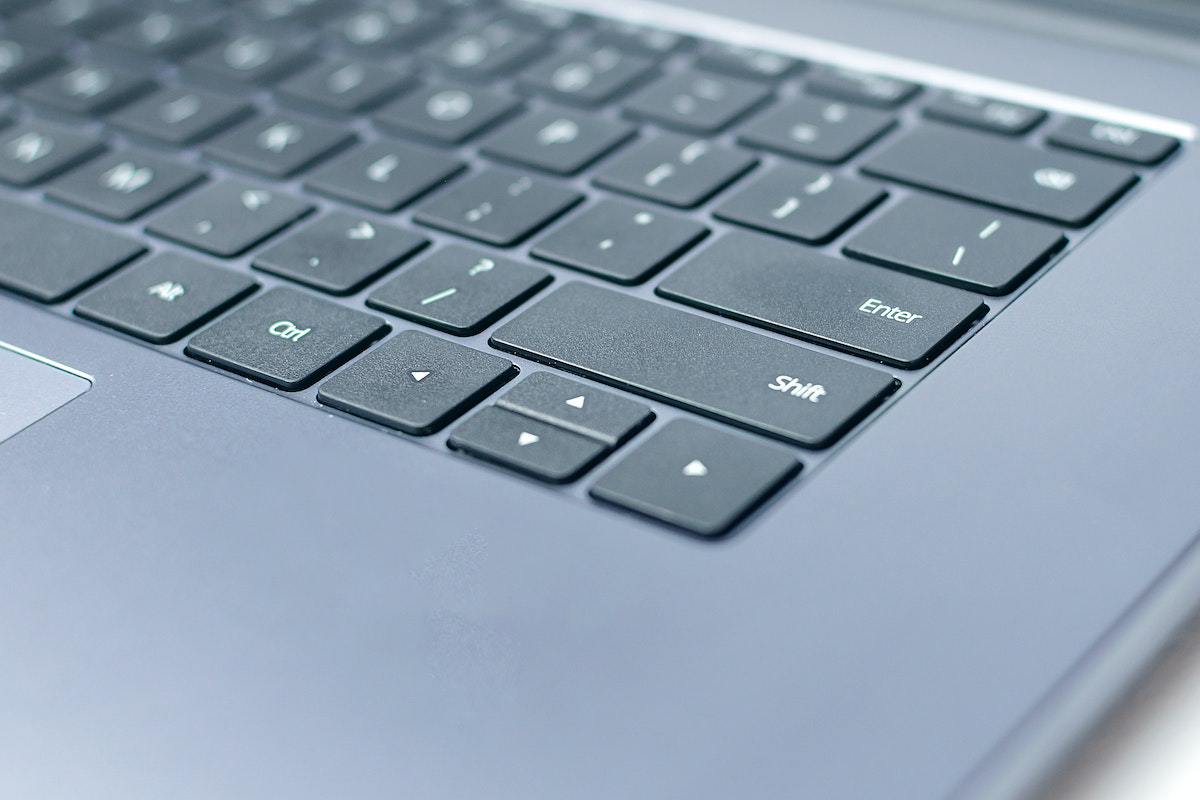 Teclado de notebook em foco