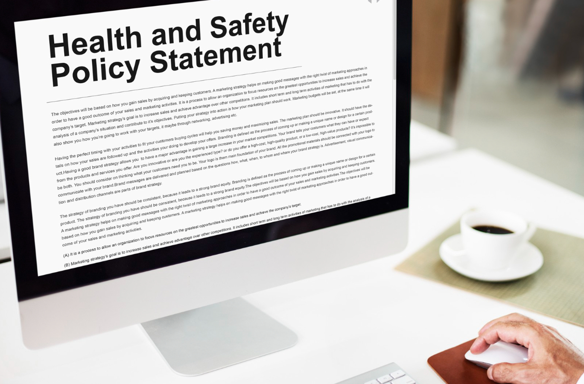 Computador: press release Computador de mesa branco sobre mesa e ao lado xícara de café preto ao lado do mouse e artigo na tela