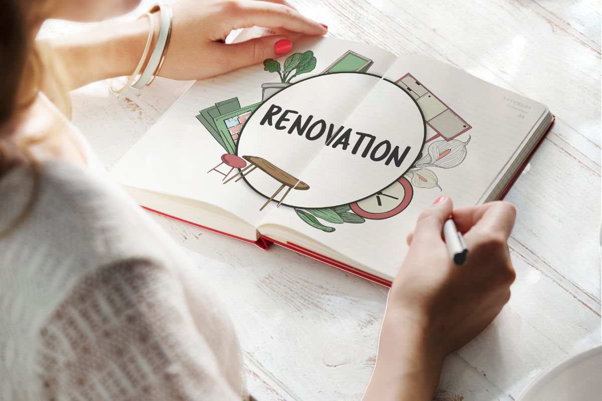 Livro de pintura: Reconhecimento de marca Mulher pintando desenho em livro de capa vermelha com nome renovation