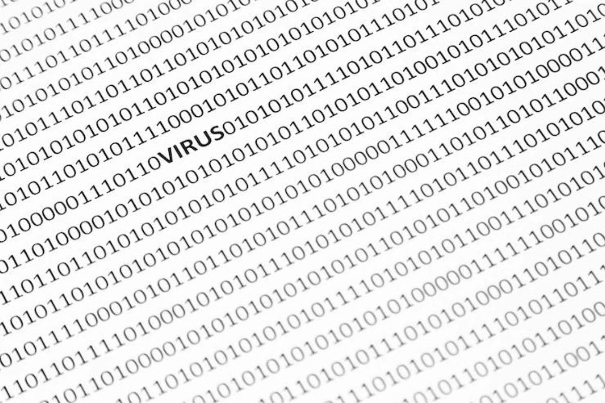 Código binário em preto e branco com nome VIRUS no meio dos zeros e uns