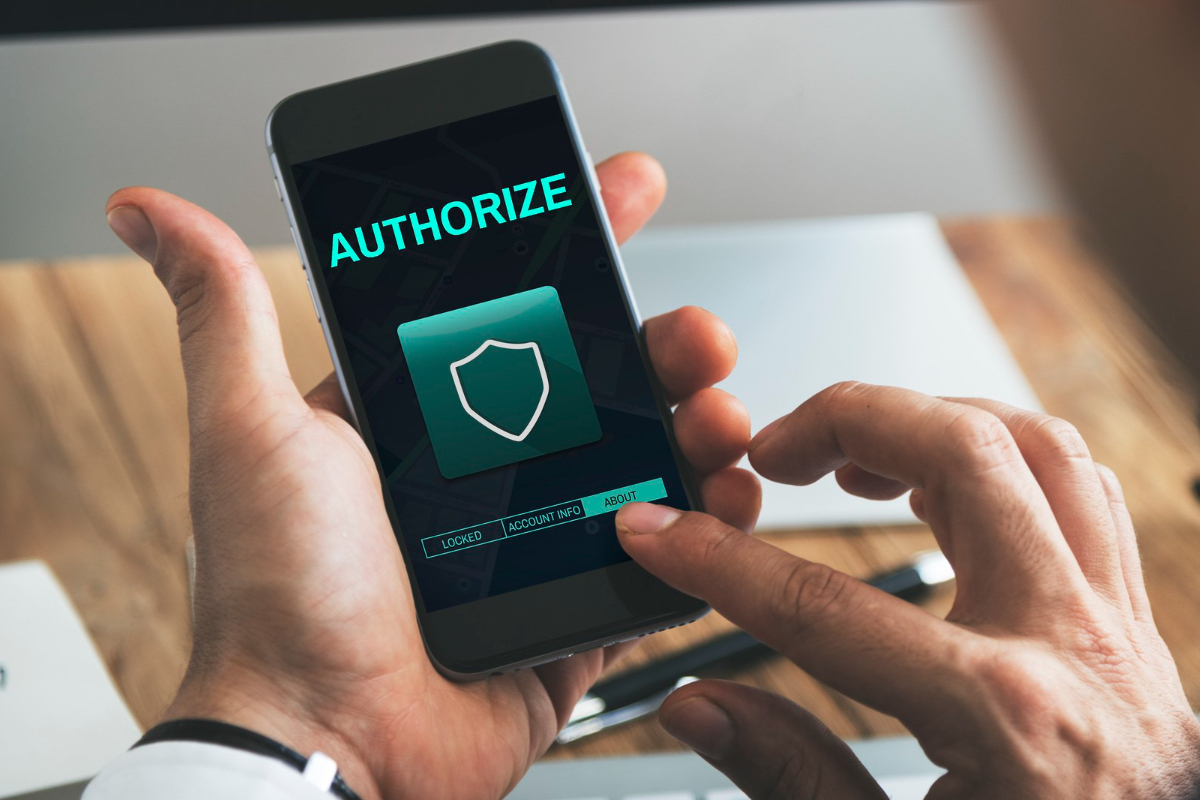 Confirmação: Segurança de site Homem sentado com celular em mãos dando permissão de segurança de site