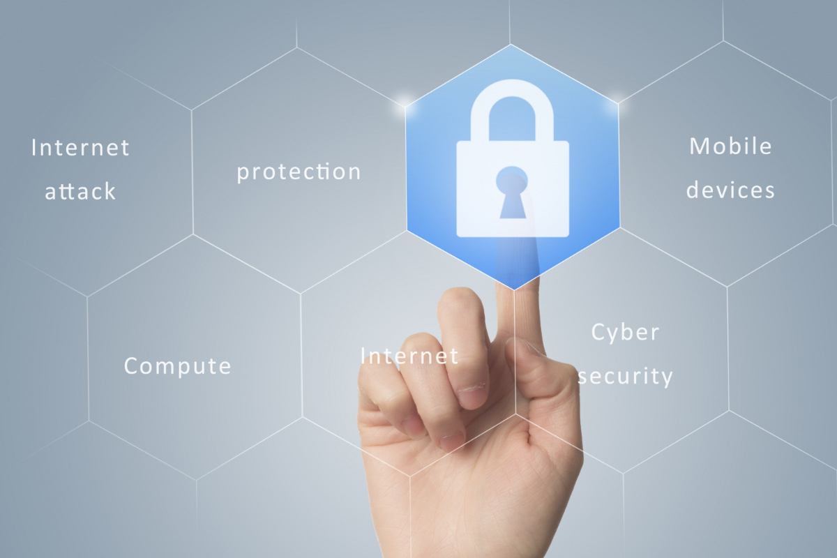 Montagem de pessoa clicando em cadeado na tela como significado de proteção de site