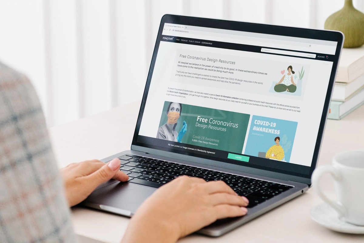 Aparelho: Tempo de permanência na página Pessoa usando notebook sobre mesa com livros ao fundo