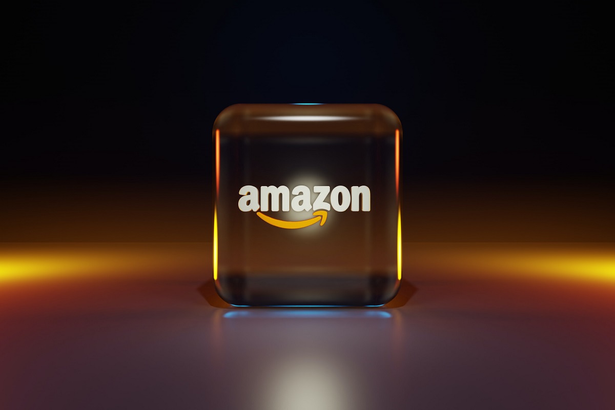 Amazon: Tipos de logotipo Montagem com cubo portando logotipo da Amazon