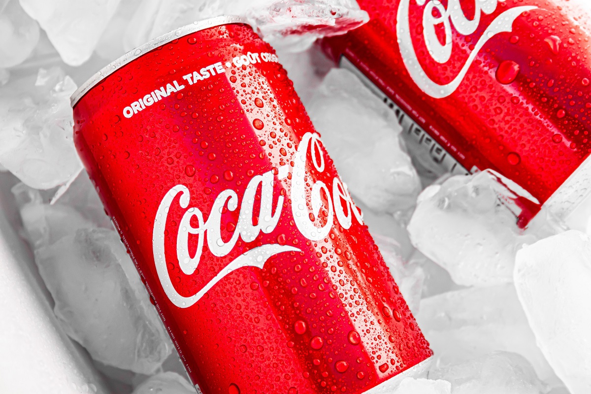 Coca-cola: Tipos de logotipo Lata de Coca-cola pequena com foco no seu logotipo