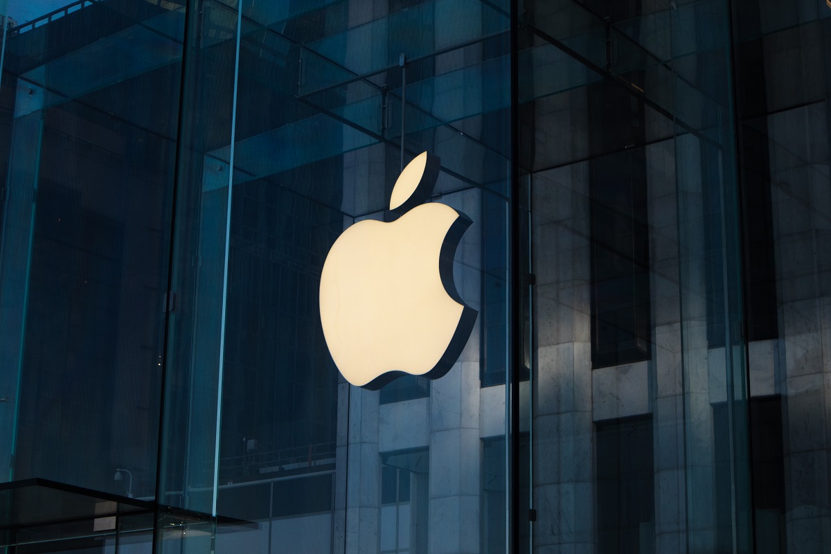 Logotipo Apple em fachada de prédio
